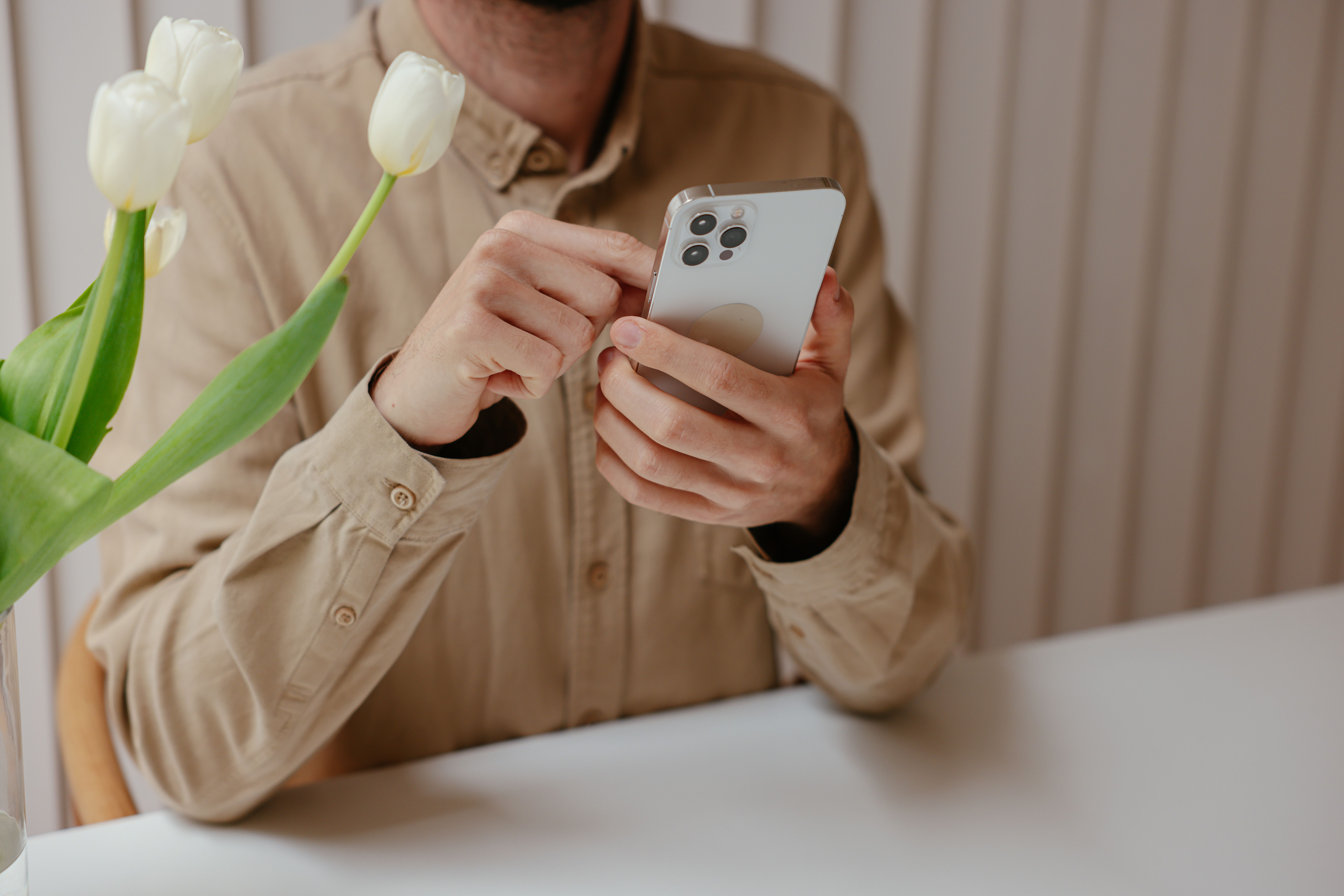 Personne Tenant Iphone 6 Argent