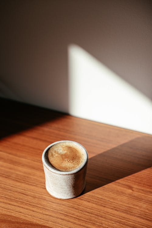 Ingyenes stockfotó cappuccino, csésze kávé, faasztal témában