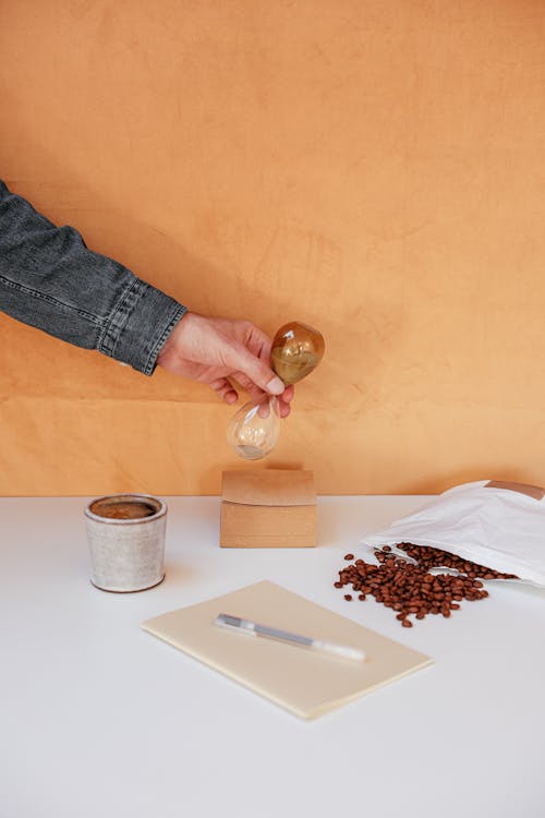 Безкоштовне стокове фото на тему «кавові зерна, пісковий годинник, пісочне скло»