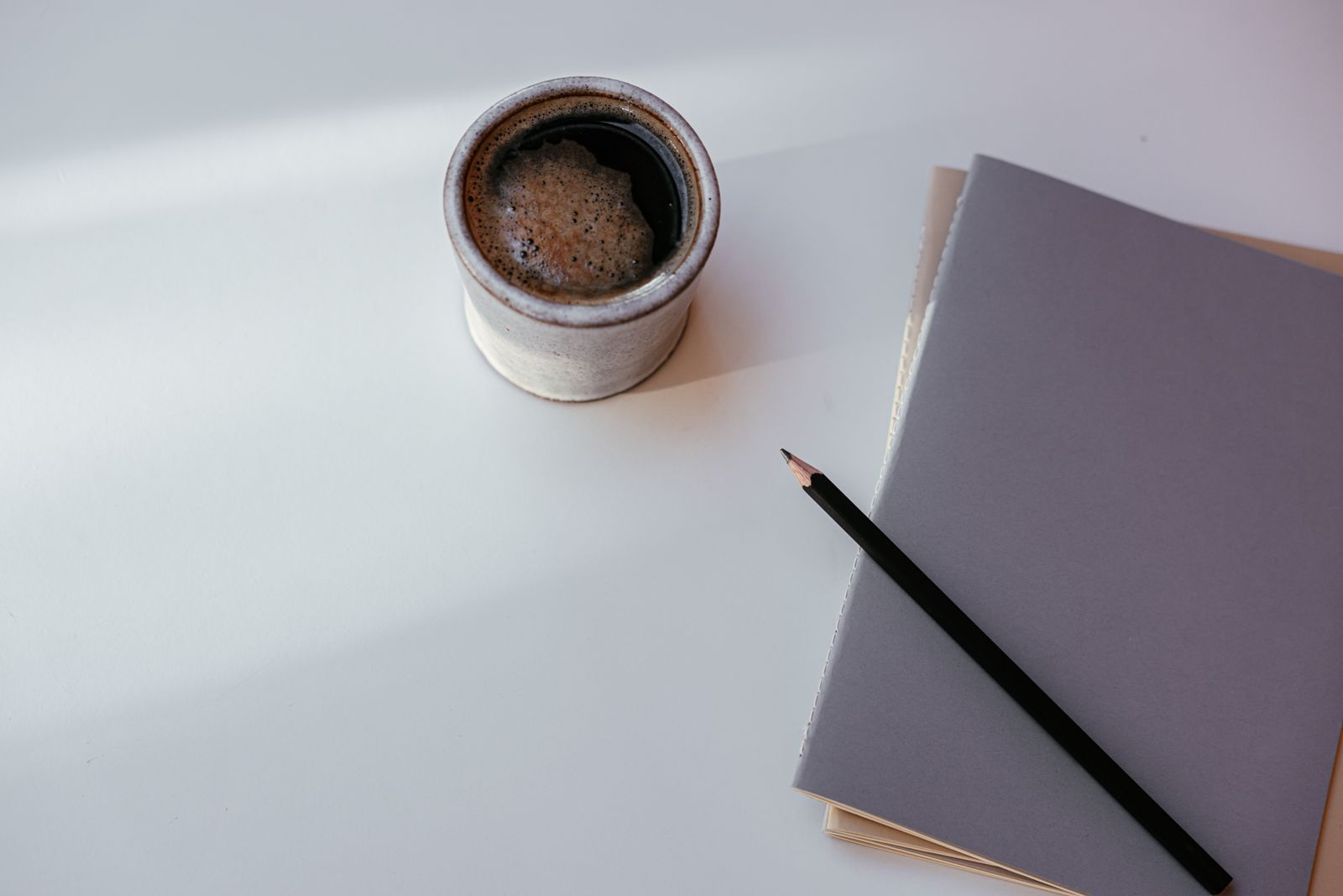 Caf&eacute; e caderno (imagem ilustrativa)