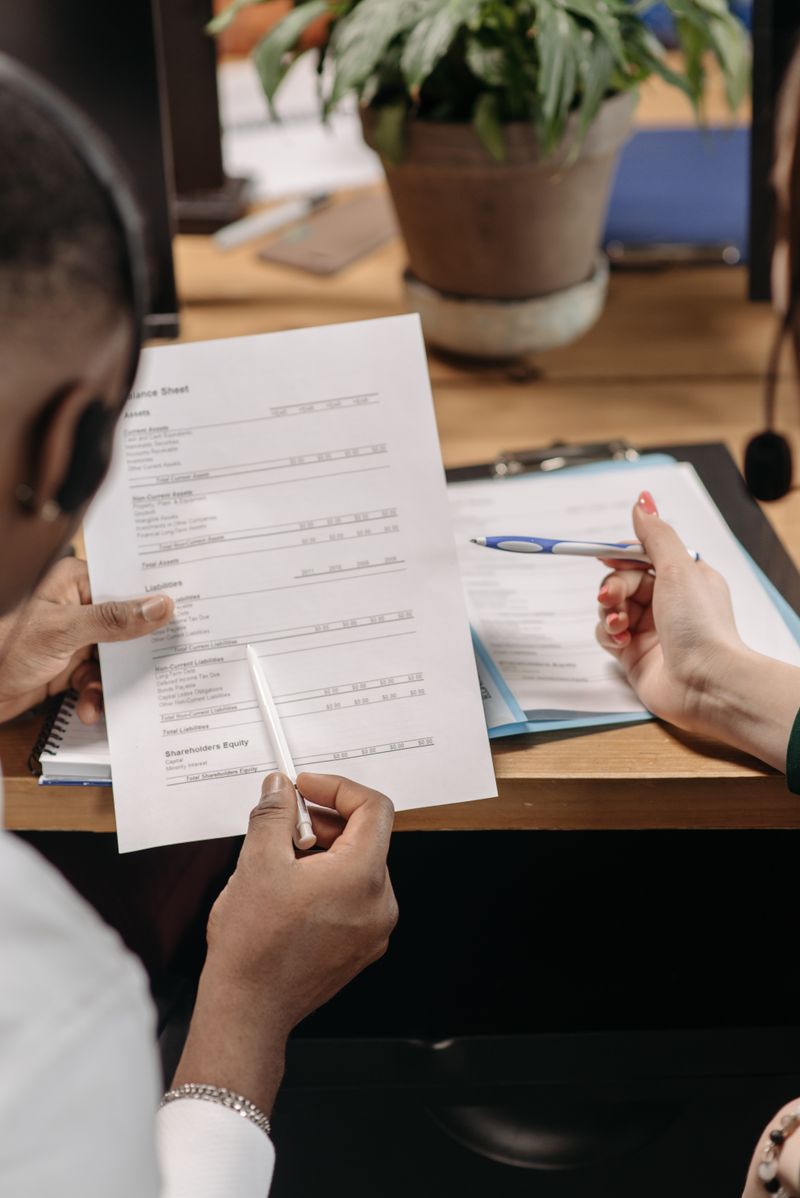 Profesionales revisando documentos financieros en una oficina