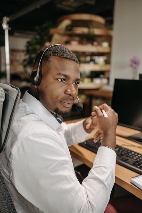 Kostenloses Stock Foto zu afroamerikanischer mann, arbeiten, büro
