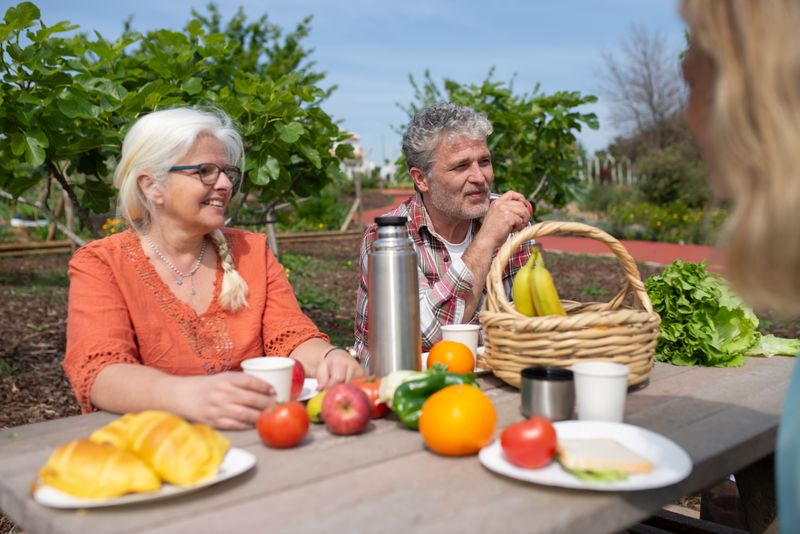 Gemeinsame Mahlzeit im Freien