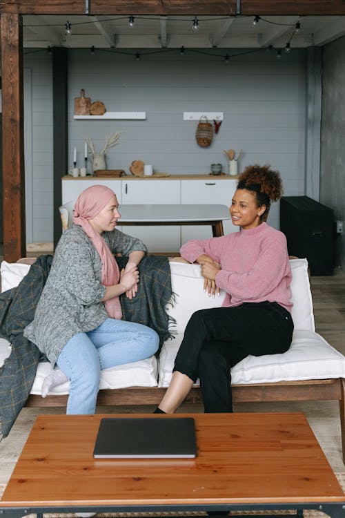 Free Friends Chatting while Sitting on the Couch Stock Photo