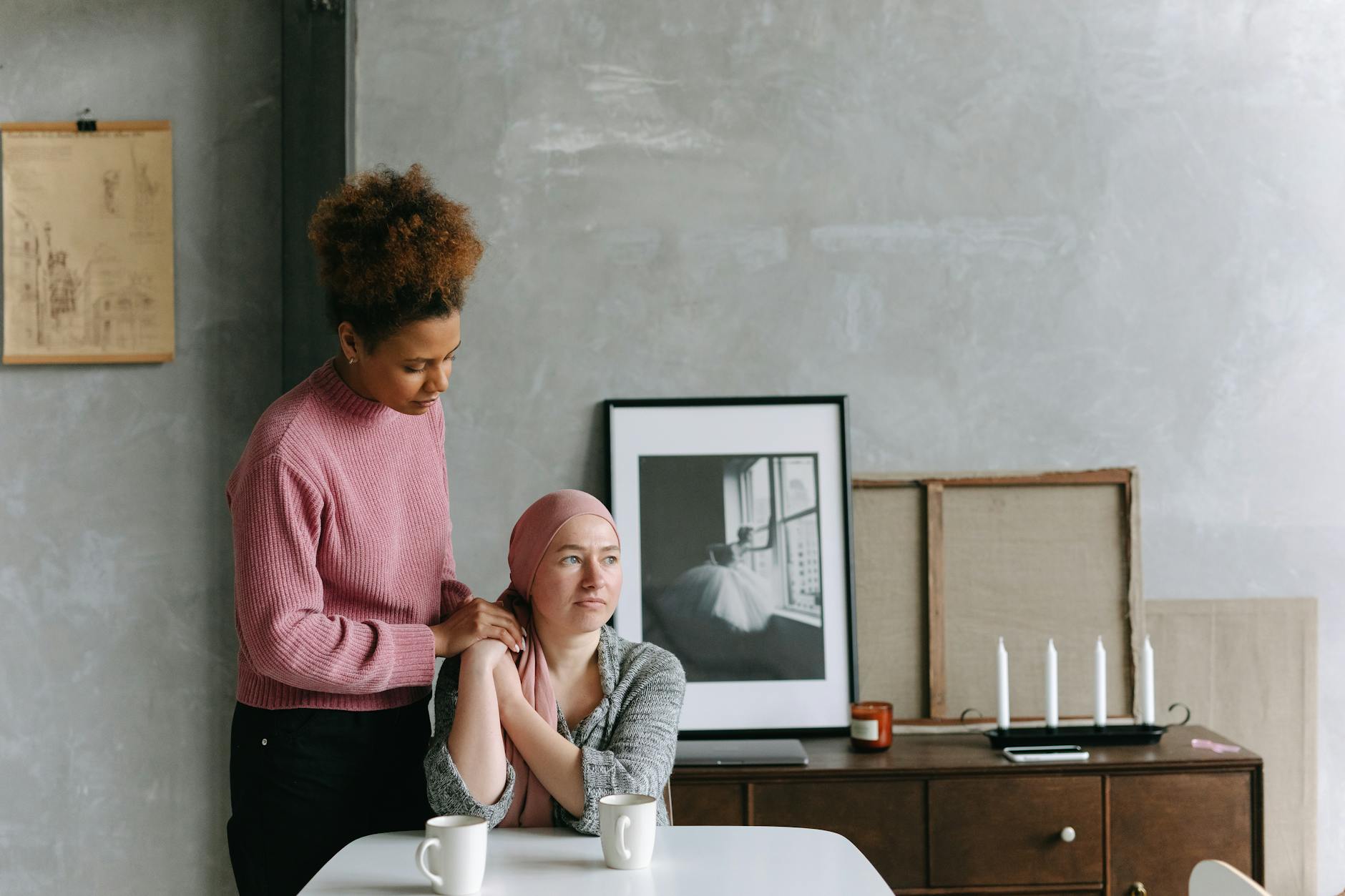 Yengeç burcu sembolü ile bütünleşmiş, sıcak bir aile ortamını ve güçlenen duygusal bağları temsil eden huzurlu bir kompozisyon.