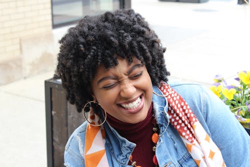 Ücretsiz afrikalı-amerikalı kadın, afro saç, gülmek içeren Ücretsiz stok fotoğraf Stok Fotoğraflar