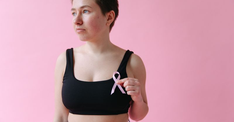 Moustache féminine : causes, solutions efficaces et conseils durables
