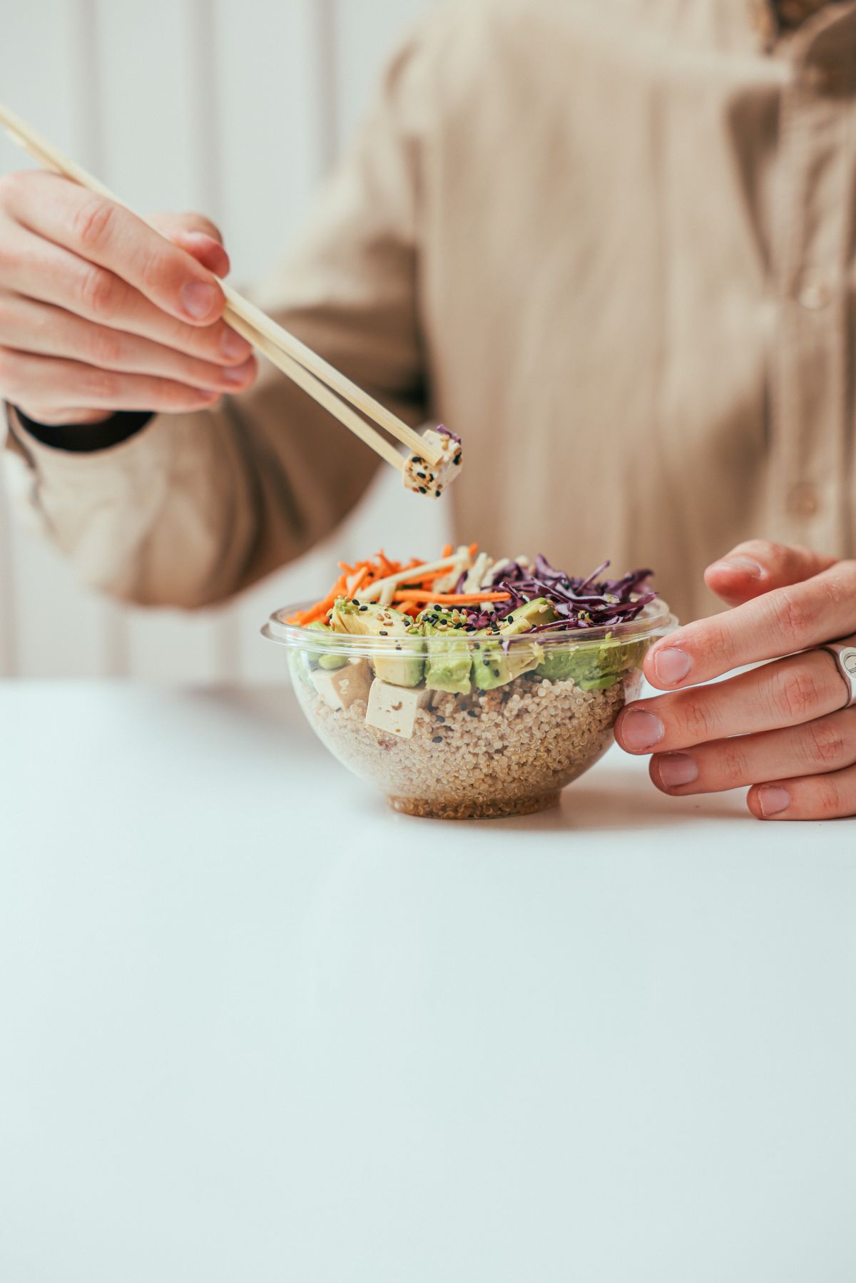 Personne dégustant un bol de repas sain adapté à ses goûts