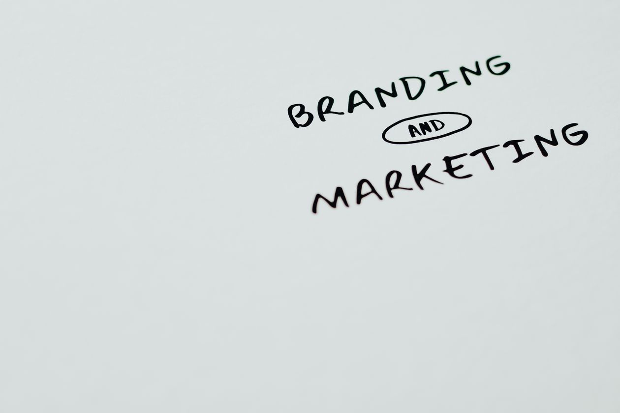 Testi di branding e marketing su superficie bianca