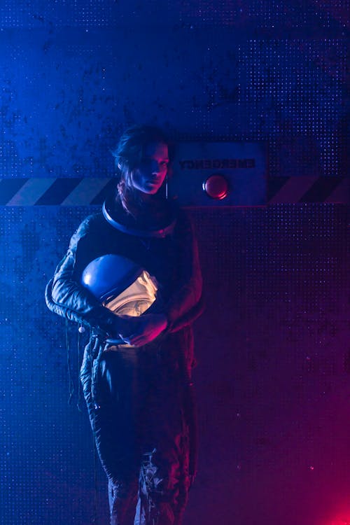 Homme En Sweat à Capuche Noir Et Blanc Debout