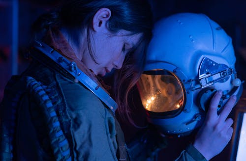 Бесплатное стоковое фото с астронавт, глаза закрыты, женщина