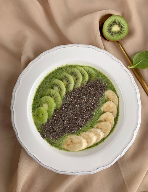 Free A vibrant smoothie bowl topped with fresh kiwi, banana, and chia seeds, perfect for a nutritious breakfast. Stock Photo