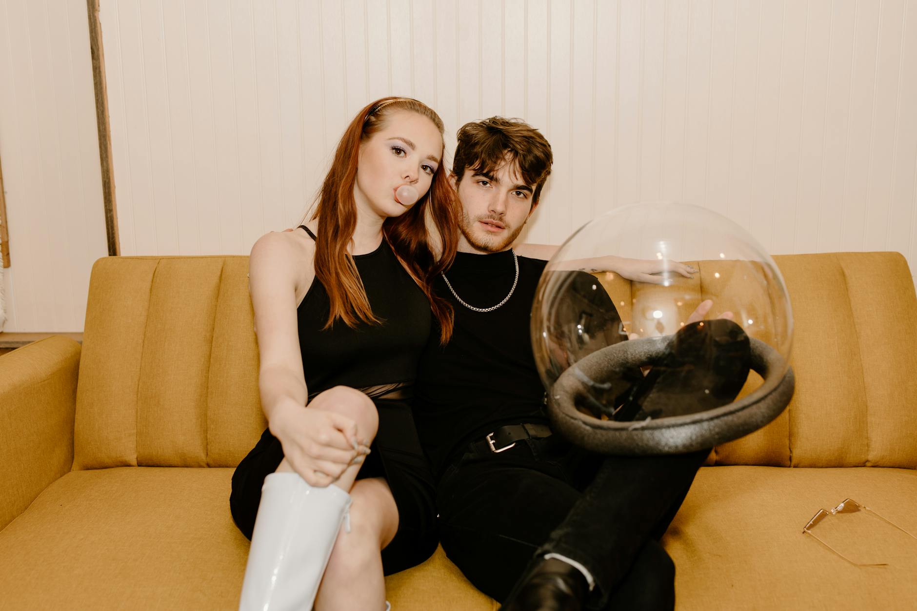 Boğa burcu sembolü ve Venüs retrosunun ilişkiler üzerindeki dönüştürücü etkisini temsil eden, yıldızlı gökyüzü fonunda romantik bir çift ve astrolojik görseller.