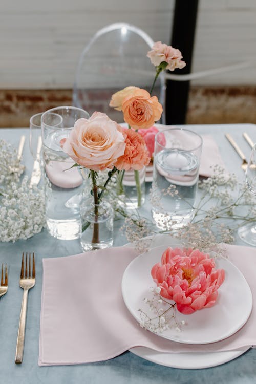 Free A Simple Table Setting with Fresh Rose Flowers on a Table Stock Photo