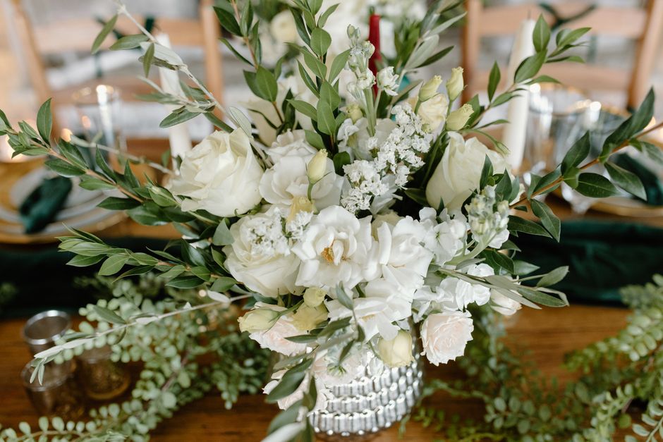 Kelpbloemen in glazen vaas op houten tafel. Kelpbloemen in glazen vaas op houten tafel.