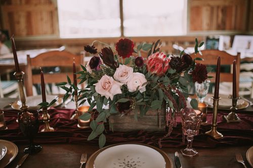 Free A beautifully arranged floral centerpiece at a wedding reception with elegant tableware and decor. Stock Photo
