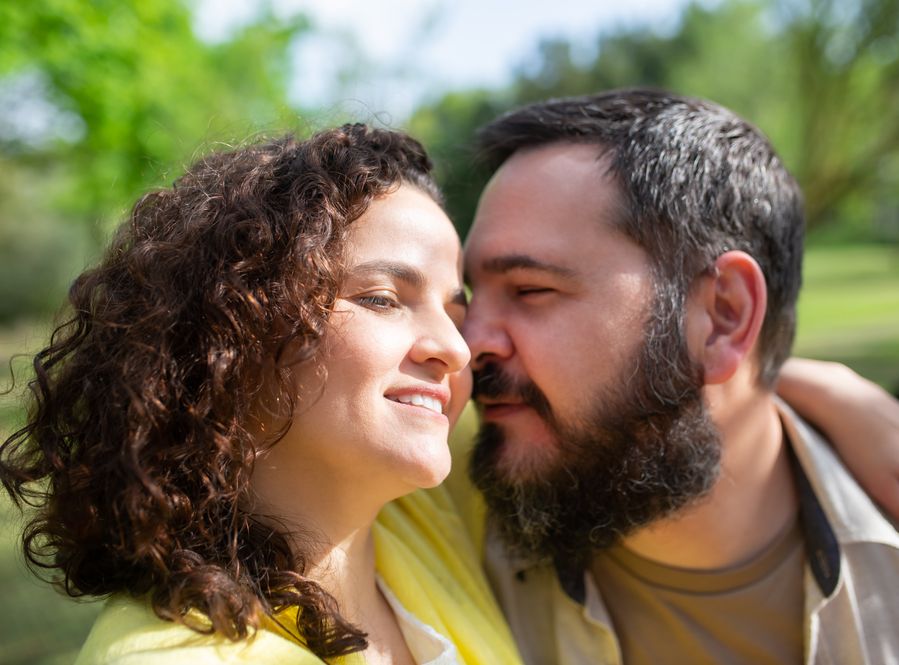 Online dating: starting a conversation on a niche platform