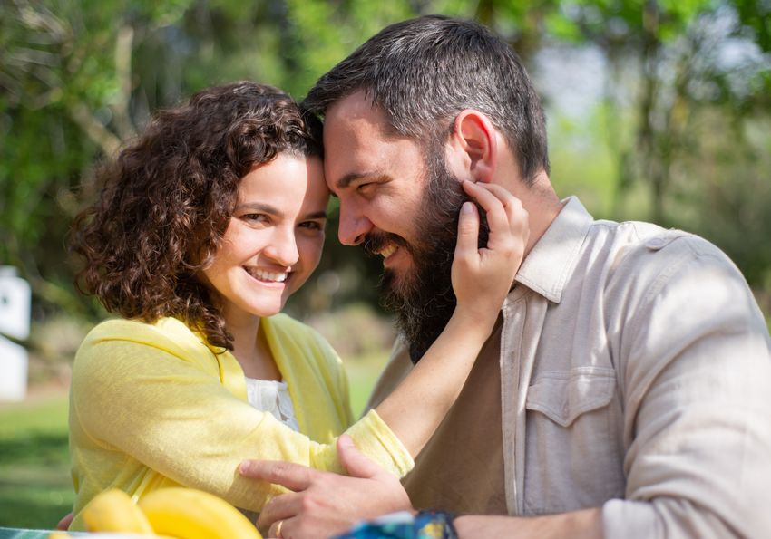 Online dating: starting a conversation on a niche platform