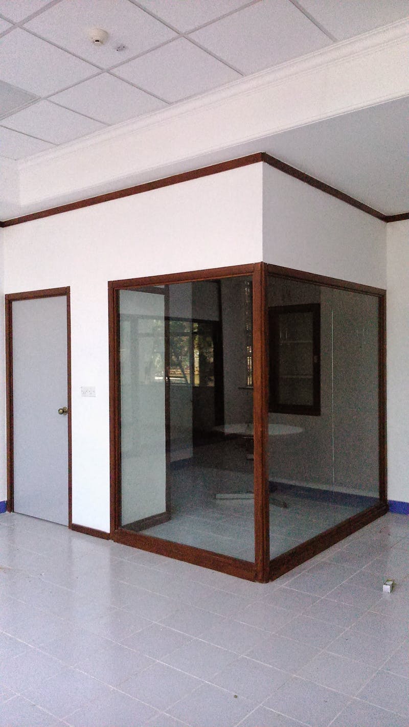 Persoon die draadloze oordopjes gebruikt tijdens een videogesprek