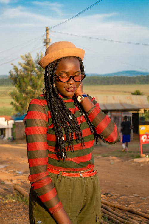 Ilmainen kuvapankkikuva tunnisteilla afrikkalainen nainen, aurinkolasit, dreadlockit