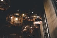 城市内部的艺术景观以照明鸟笼营造出喜怒无常的氛围