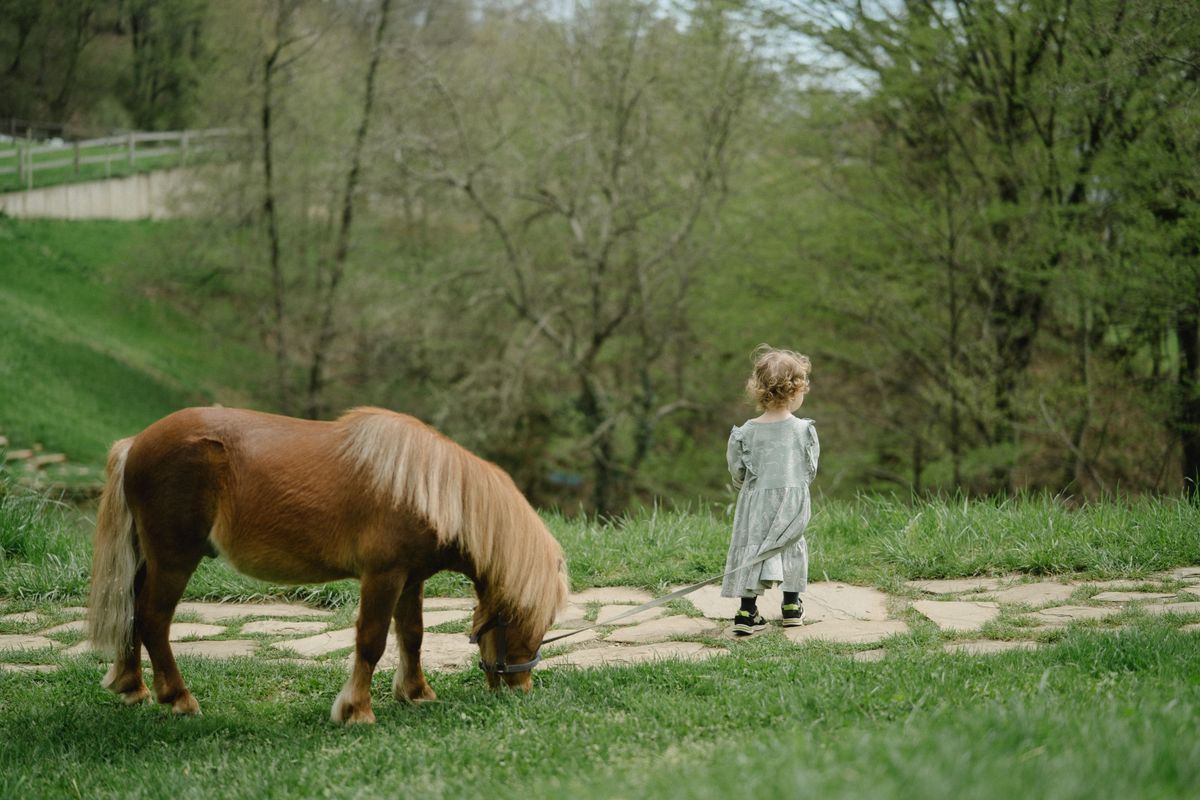 Niña con un poni en el Pony Club