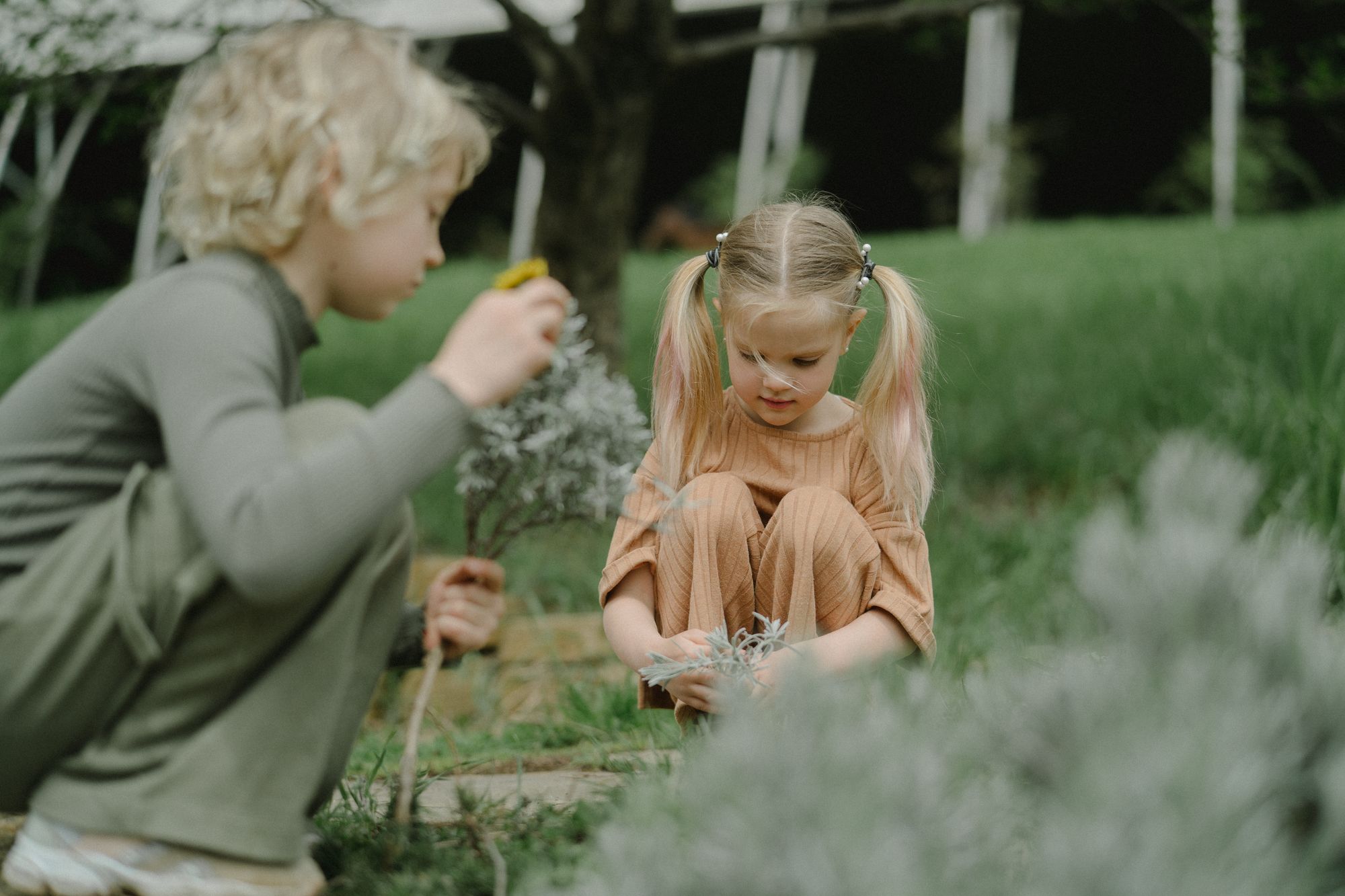 Niños descubriendo la naturaleza juntos
