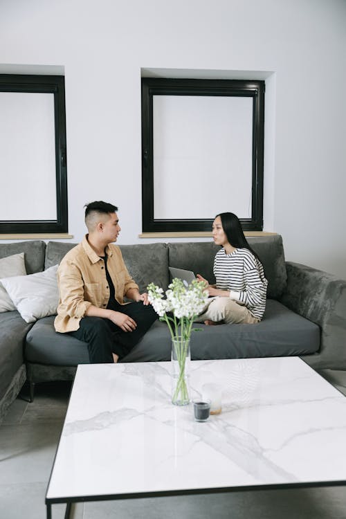 Kostenloses Stock Foto zu asiatische frau, asiatischer mann, couch