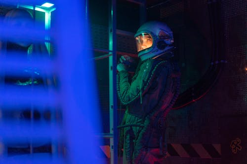 Kostenloses Stock Foto zu astronaut, blaues licht, erkundung