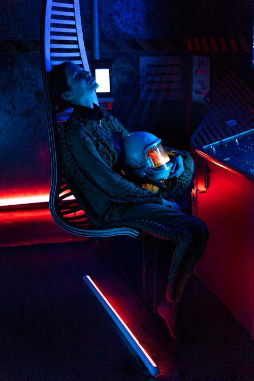 Gratis lagerfoto af afslappende, astronaut, blåt lys