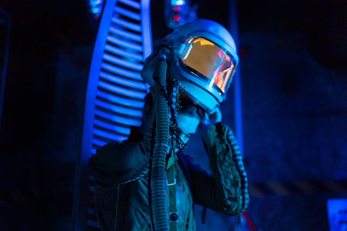 Gratis lagerfoto af astronaut, blåt lys, futuristisk