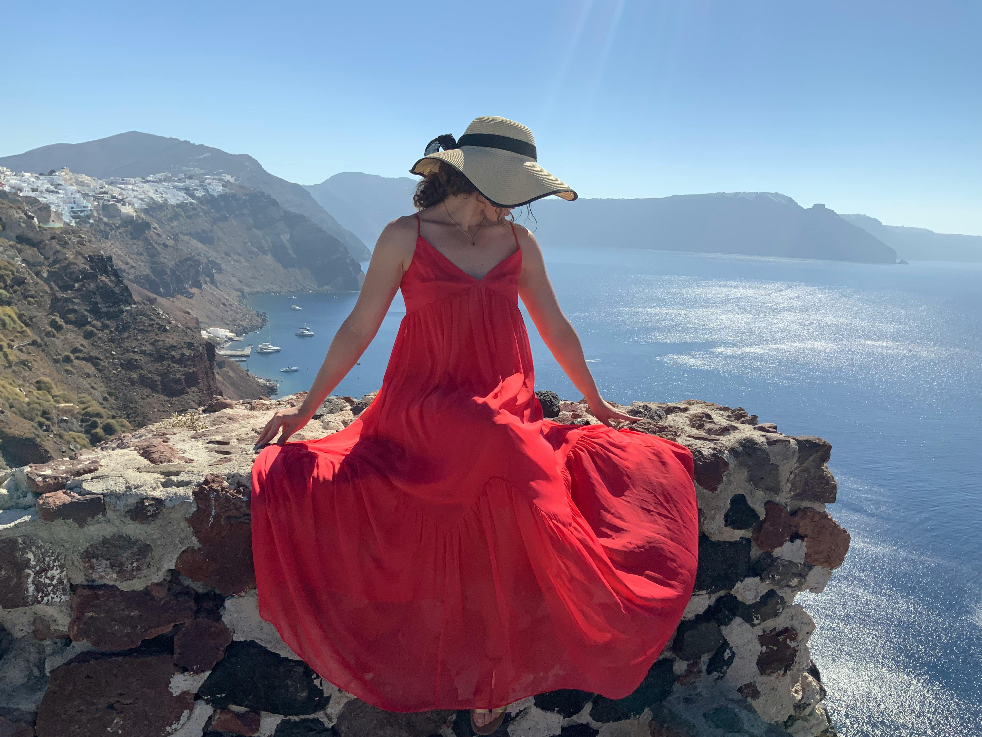 손 관절 통증을 느끼는 모습