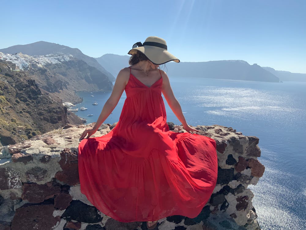 손 관절 통증을 느끼는 모습