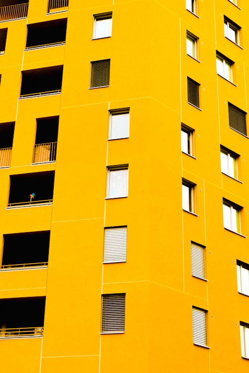 带玻璃窗的黄色建筑