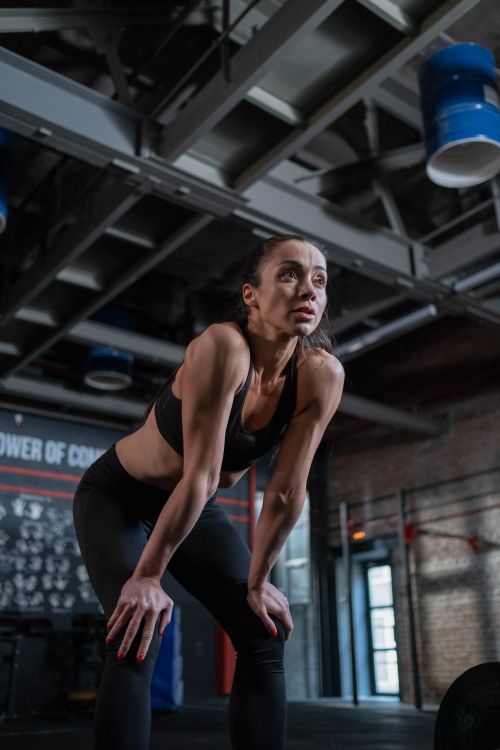 Free A focused and athletic woman in a gym, showcasing strength and determination. Stock Photo