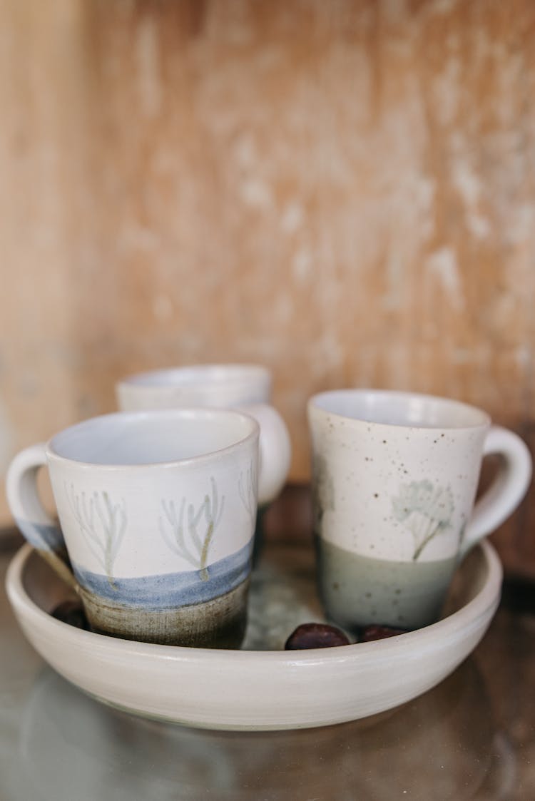 Ceramic Mugs On Round Ceramic Tray 