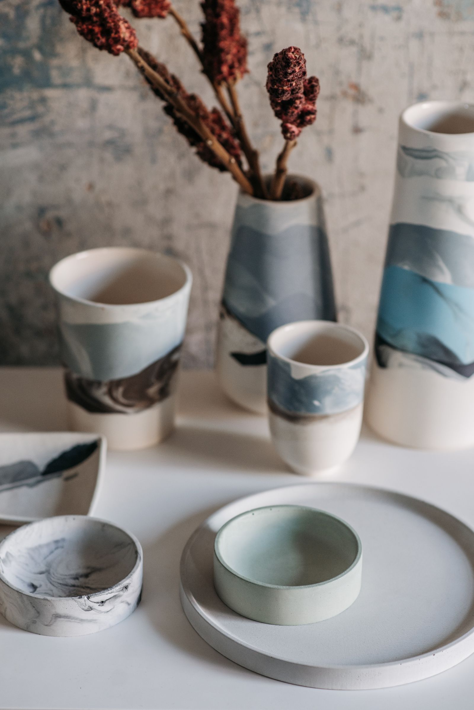 Vases et tasses en céramique sur une table