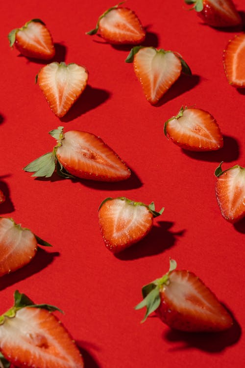 Kostenlos Nahaufnahmefoto Von Erdbeeren Auf Roter Oberfläche Stock-Foto