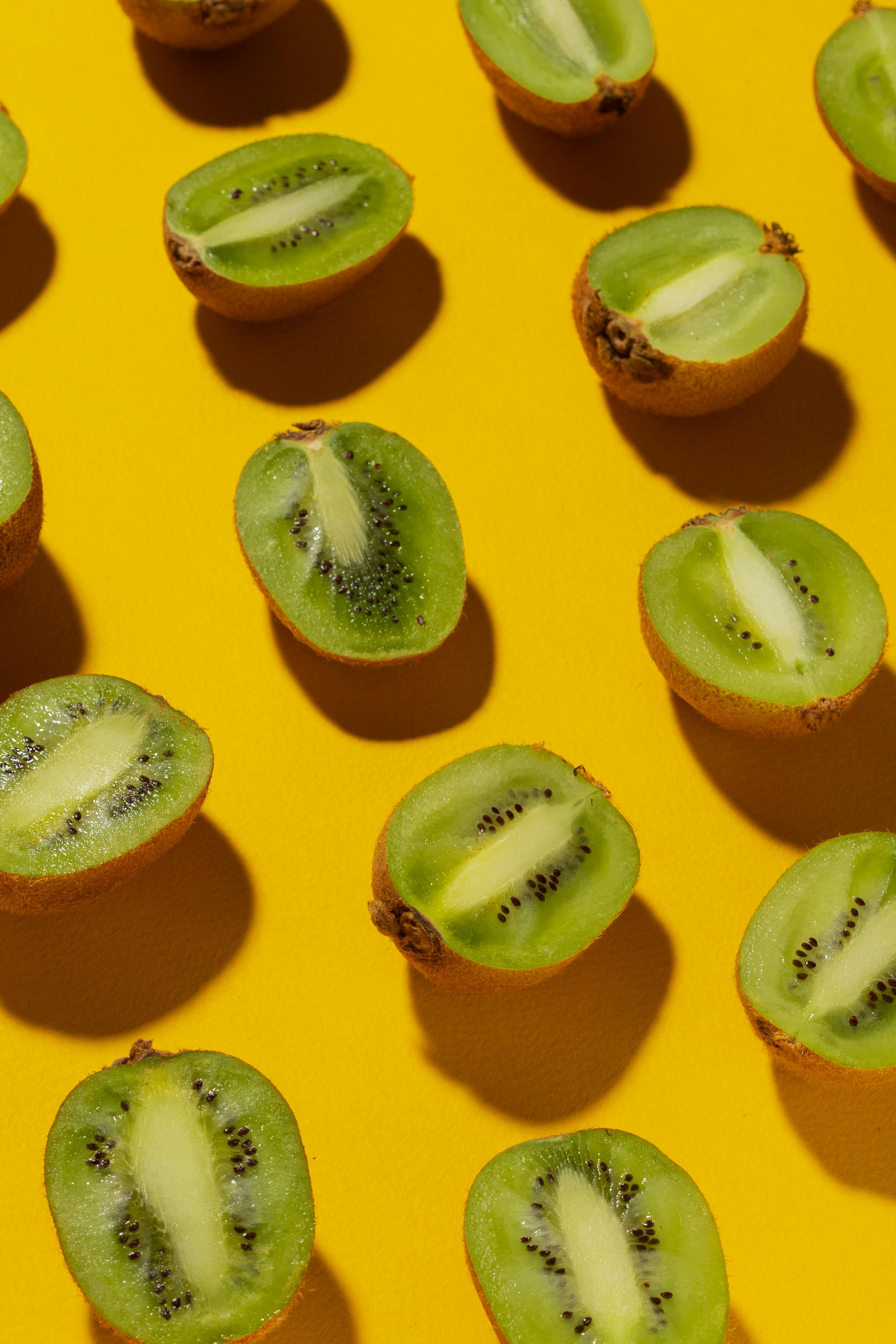 close up shot of slices of kiwi