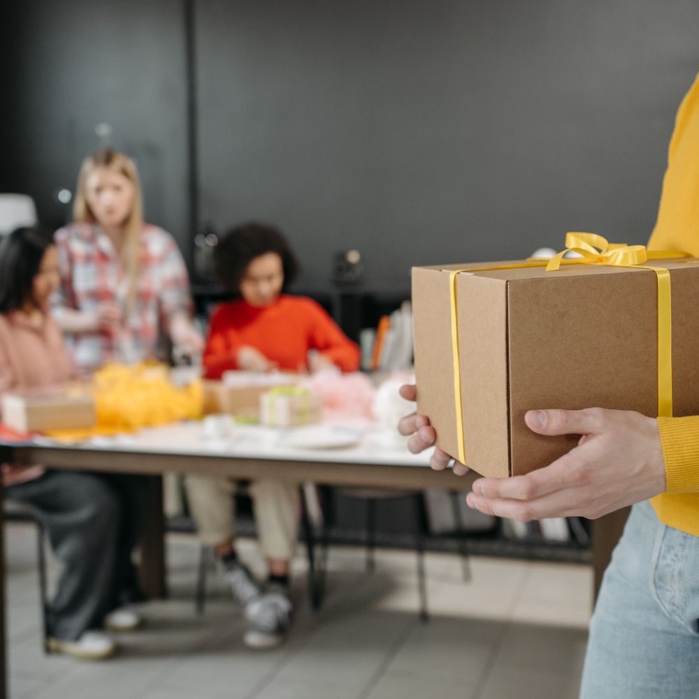 Arne — professional packers wrapping and boxing belongings