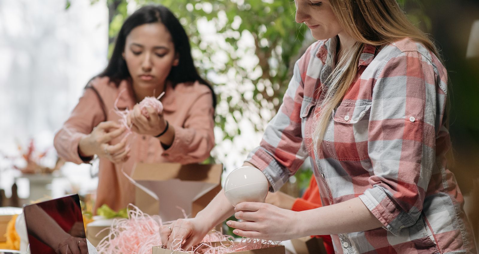 Deux entrepreneuses préparent les commandes de leur boutique en ligne