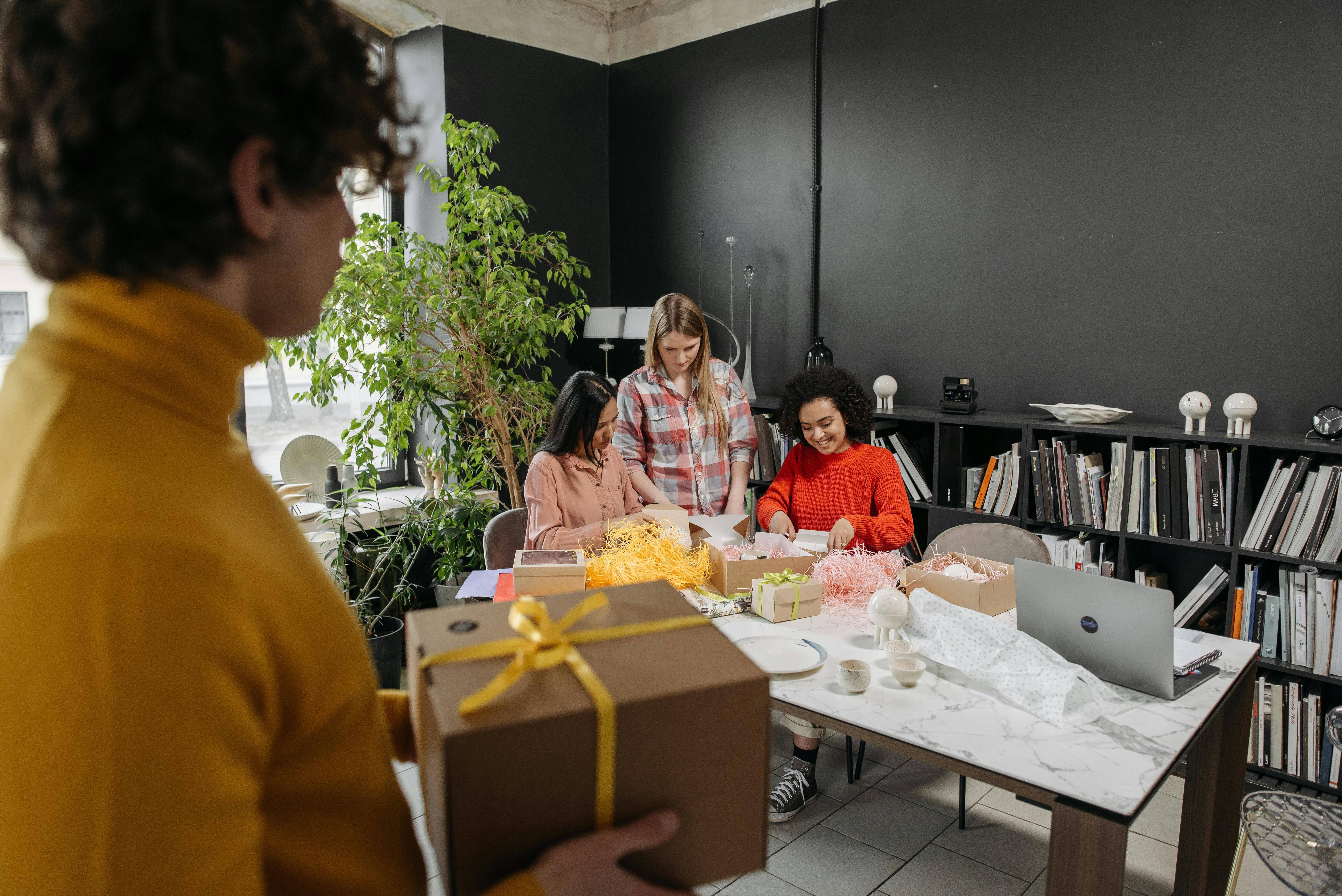 英相訪日強化國防合作 高市贈施凱爾貓玩具展友好