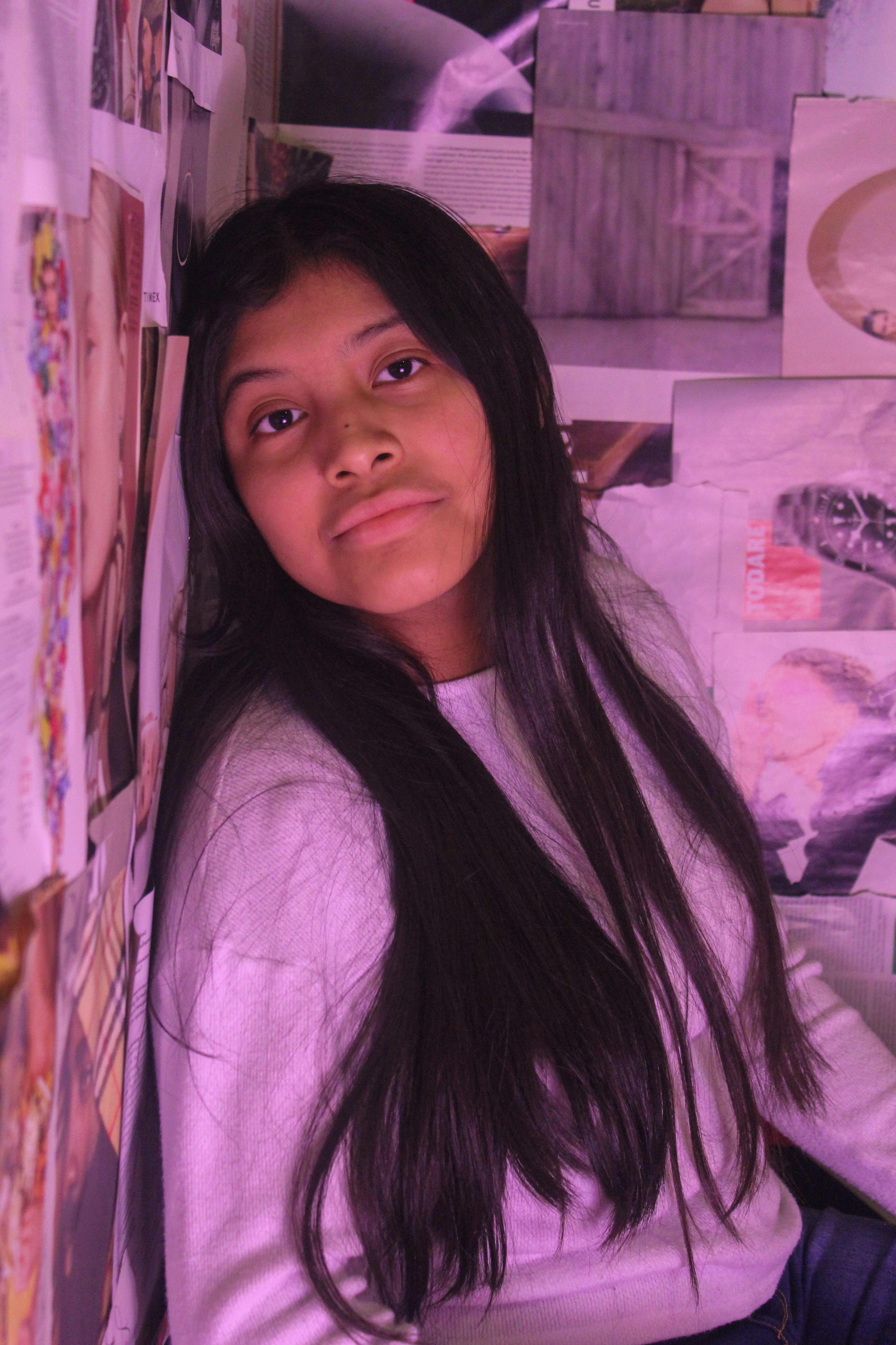 나무 아래에서 책을 읽으며 생각을 정리하는 동양인 여학생 장면