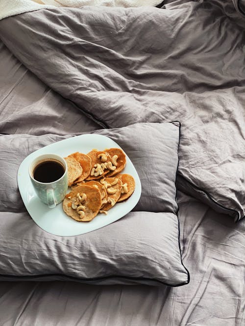 免费 咖啡, 在床上吃早餐, 垂直拍摄 的 免费素材图片 素材图片