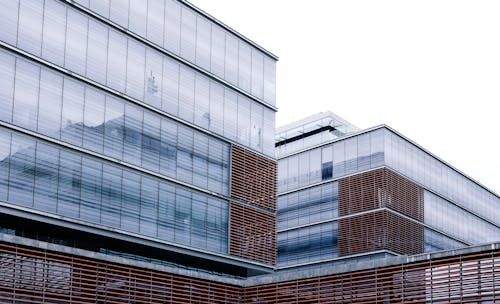 Edificio De Poca Altura Con Ventanas De Vidrio Transparente