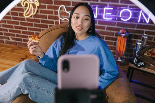 Imagen de una mujer grabándose con un teléfono inteligente Foto de stock