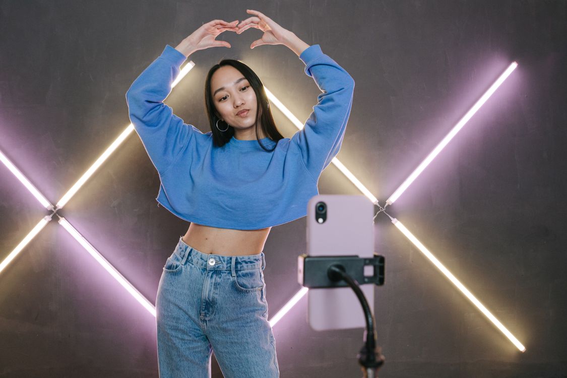 Kuinka paljon aikaa yksi laadukas jakso todellisuudessa vaatii? Kuinka paljon aikaa yksi laadukas jakso todellisuudessa vaatii? – Content creator filming with ring light