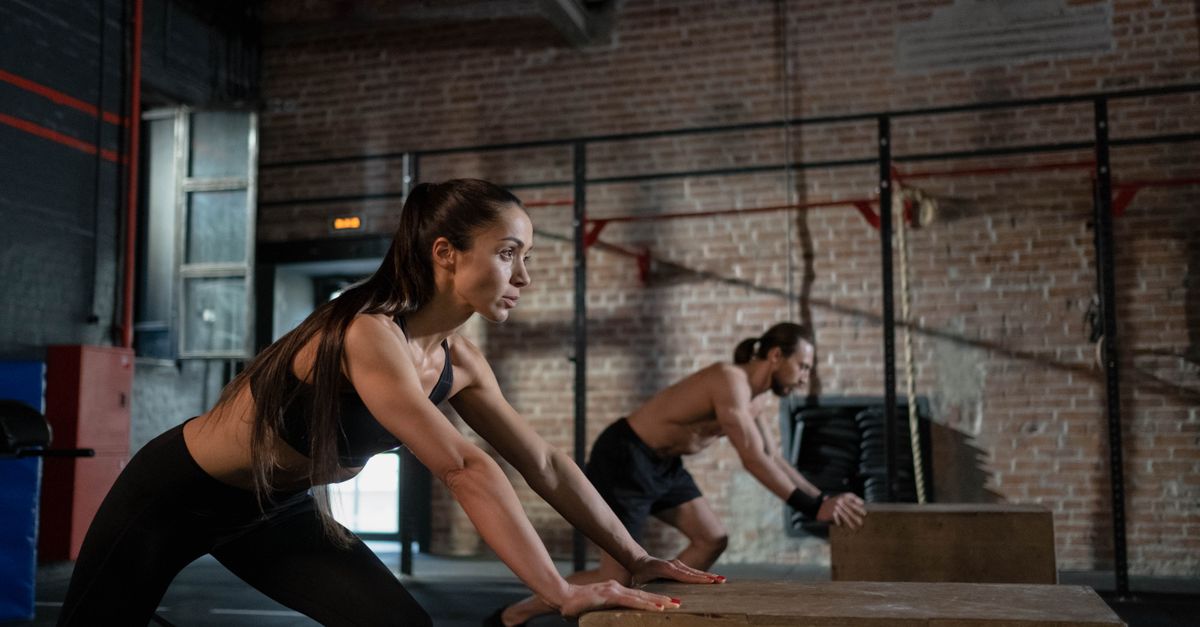 Athletes engaging in an intense Crossfit workout utilizing plyo boxes for strength building indoors. - Evidence evidence guide for beta-alanine high intensity exercise meta-analysis