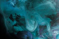 一个迷人的抽象墨水在深蓝色调中旋转，创造一个流体和动态的水下纹理