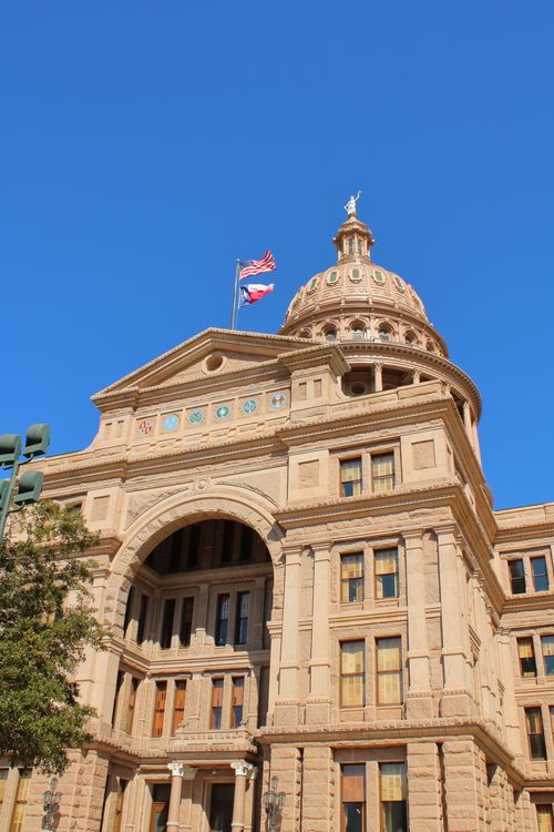 Free A vertical shot of the Texas State Capitol building exterior under a clear blue sky. Stock Photo